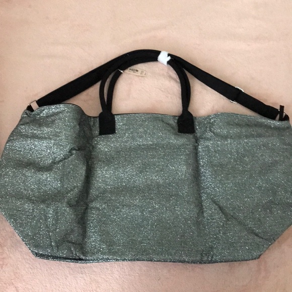 Victoria’s Secret glitter duffel bag ✨ - Picture 4 of 4